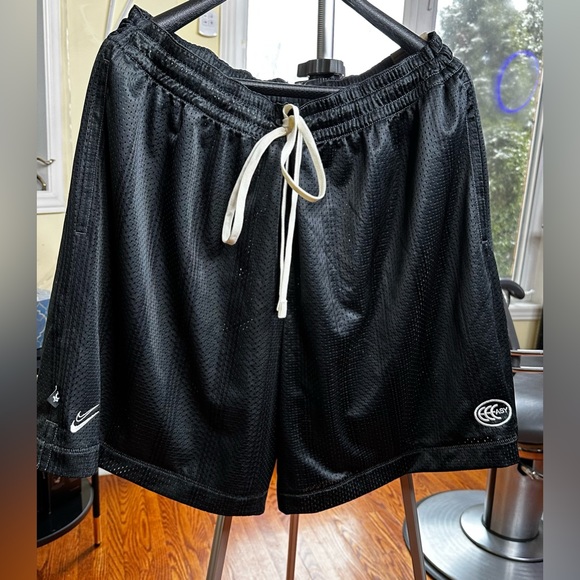 Beautiful Nike Shorts - Picture 3 of 6